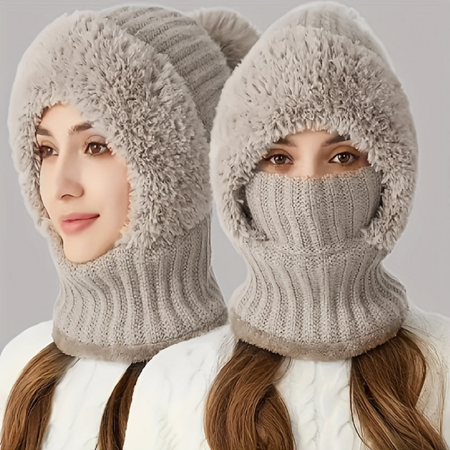 Stickad balaklava med foder i mjukt material och pompom - vintermössa med halsvärmare
