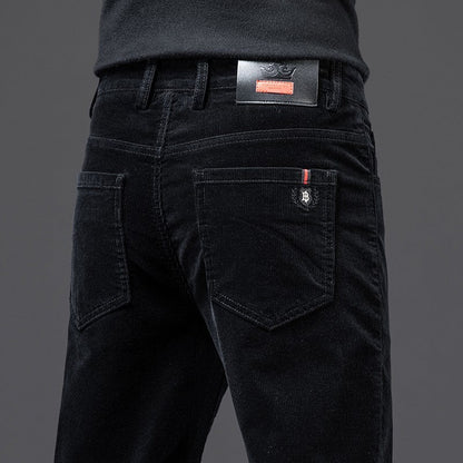 Smalpassade herrjeans med stretch för sommaren
