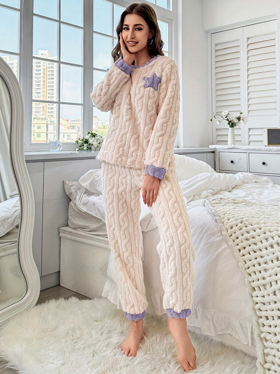 Dam Pyjamas Set i Fluffigt Material med Kabelstickat Mönster och Stjärnapplikation