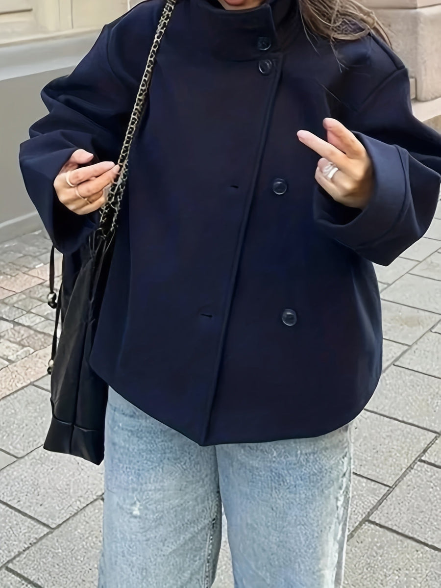 Kort damjacka med ståkrage och svarta knappar