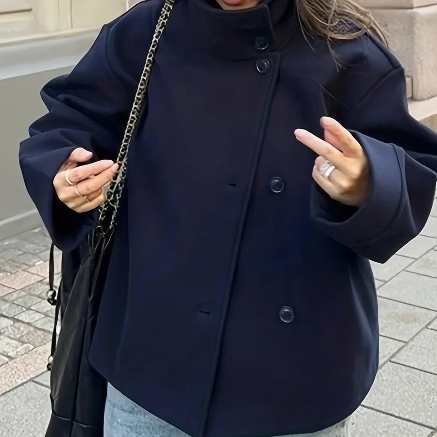 Kort damjacka med ståkrage och svarta knappar