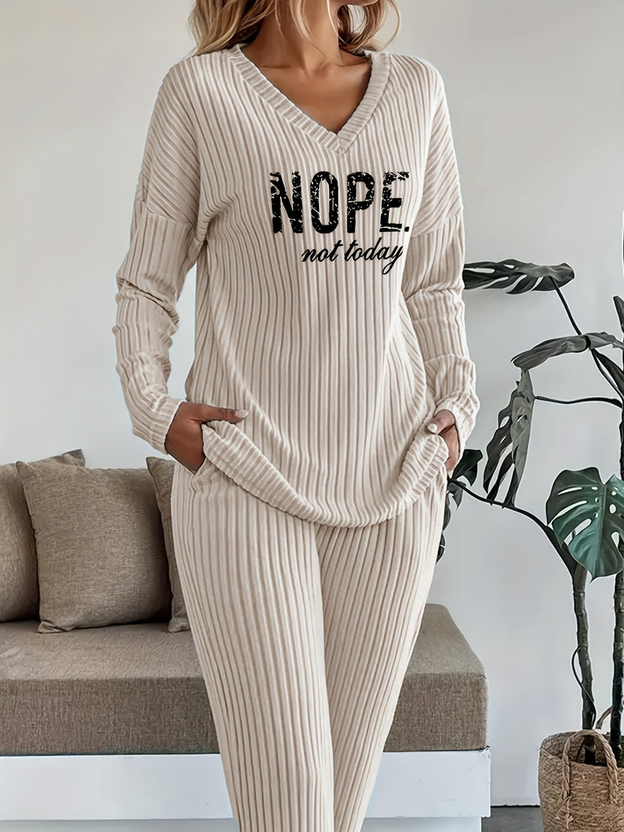 Ribbad loungewearset med V-ringning och tryck, långärmad tröja och vida byxor för dam