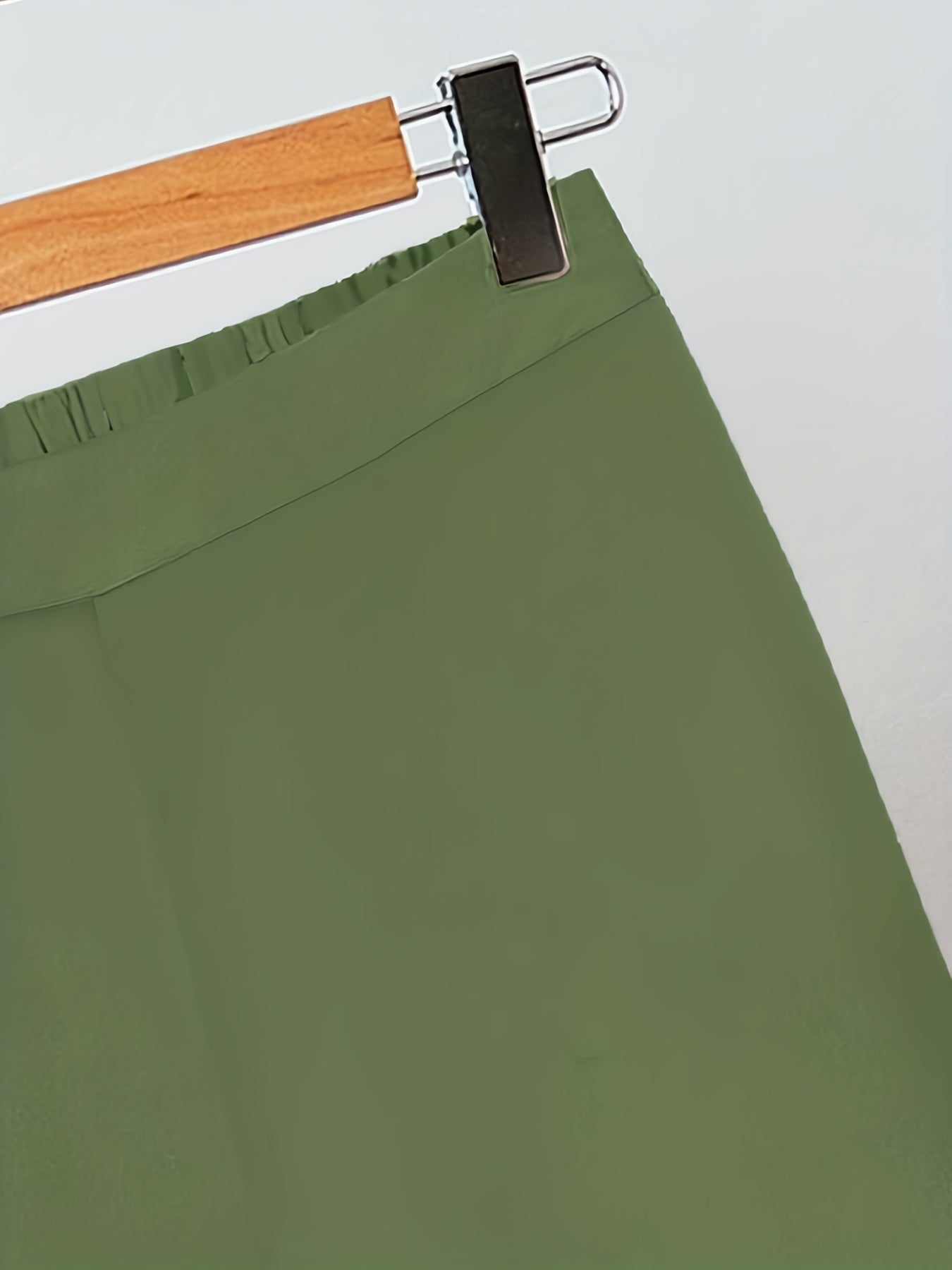 Damset med ärmlös topp och vida byxor – Modern och stilren outfit för vardag och fest