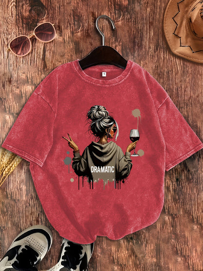 Dam T-shirt med tryck – Dramatic, avslappnad stil, perfekt för vardag och fritid