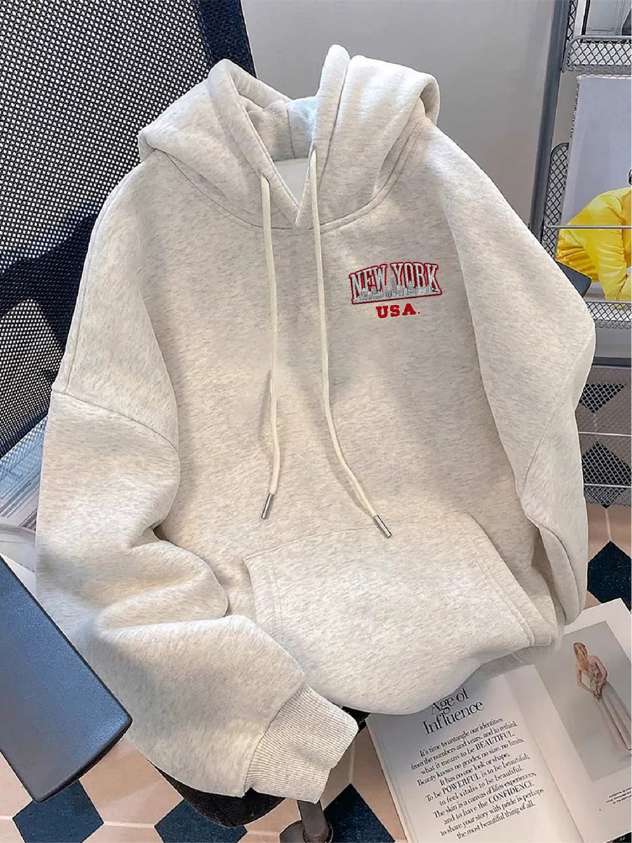 Ljusgrå hoodie med huva och "New York USA" brodyr baktill
