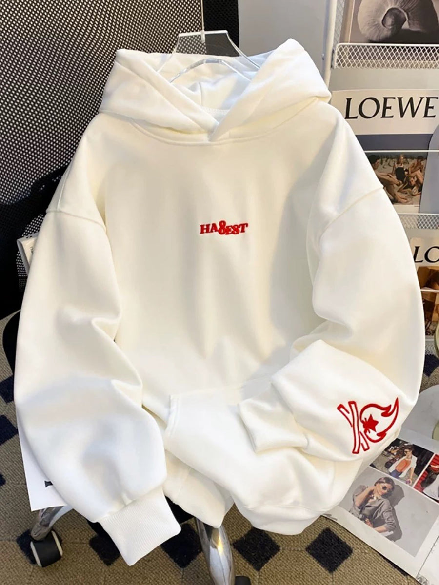 Vit hoodie med rött broderat tryck på rygg och ärm