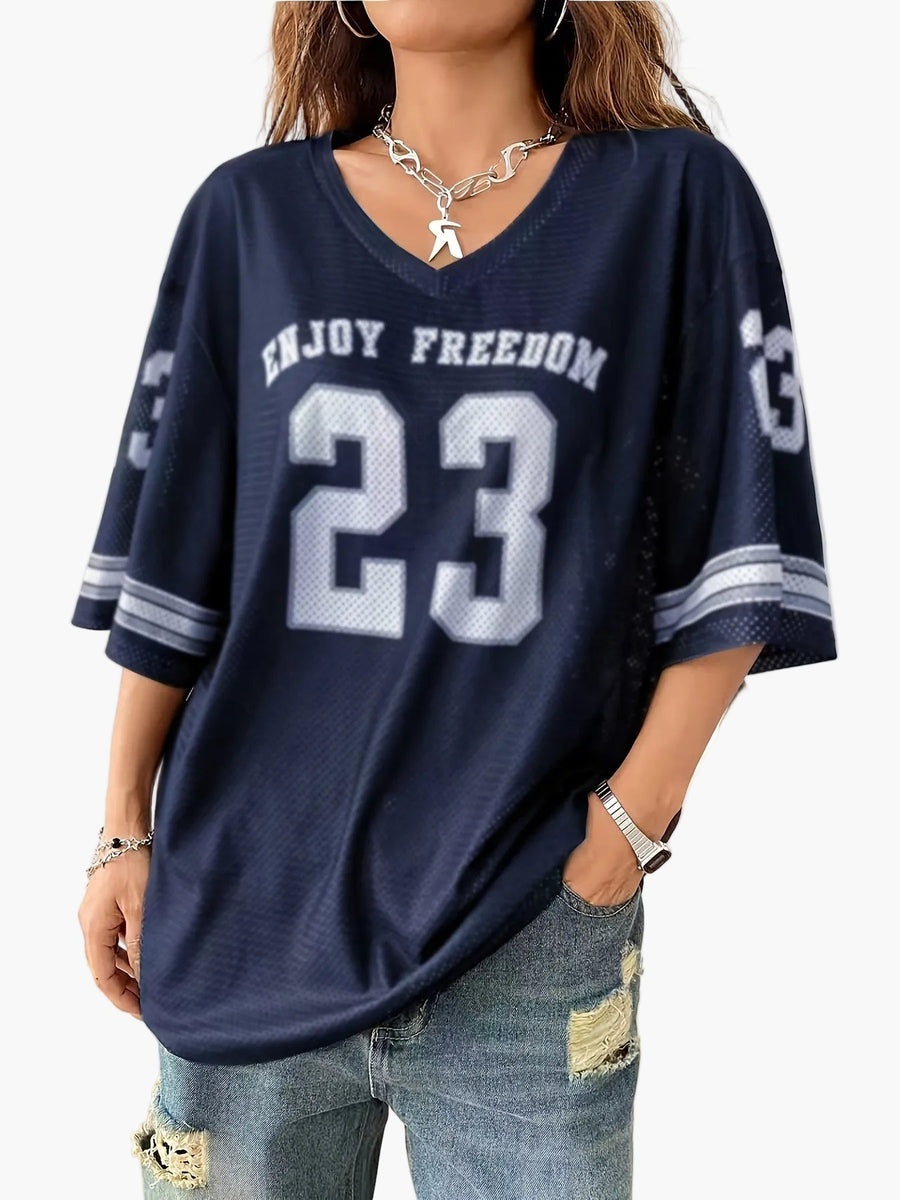Dam Streetwear Oversized Tröja med Siffra 23 och Avslappnade Slitna Jeans – Trendigt Set för Vår och Sommar