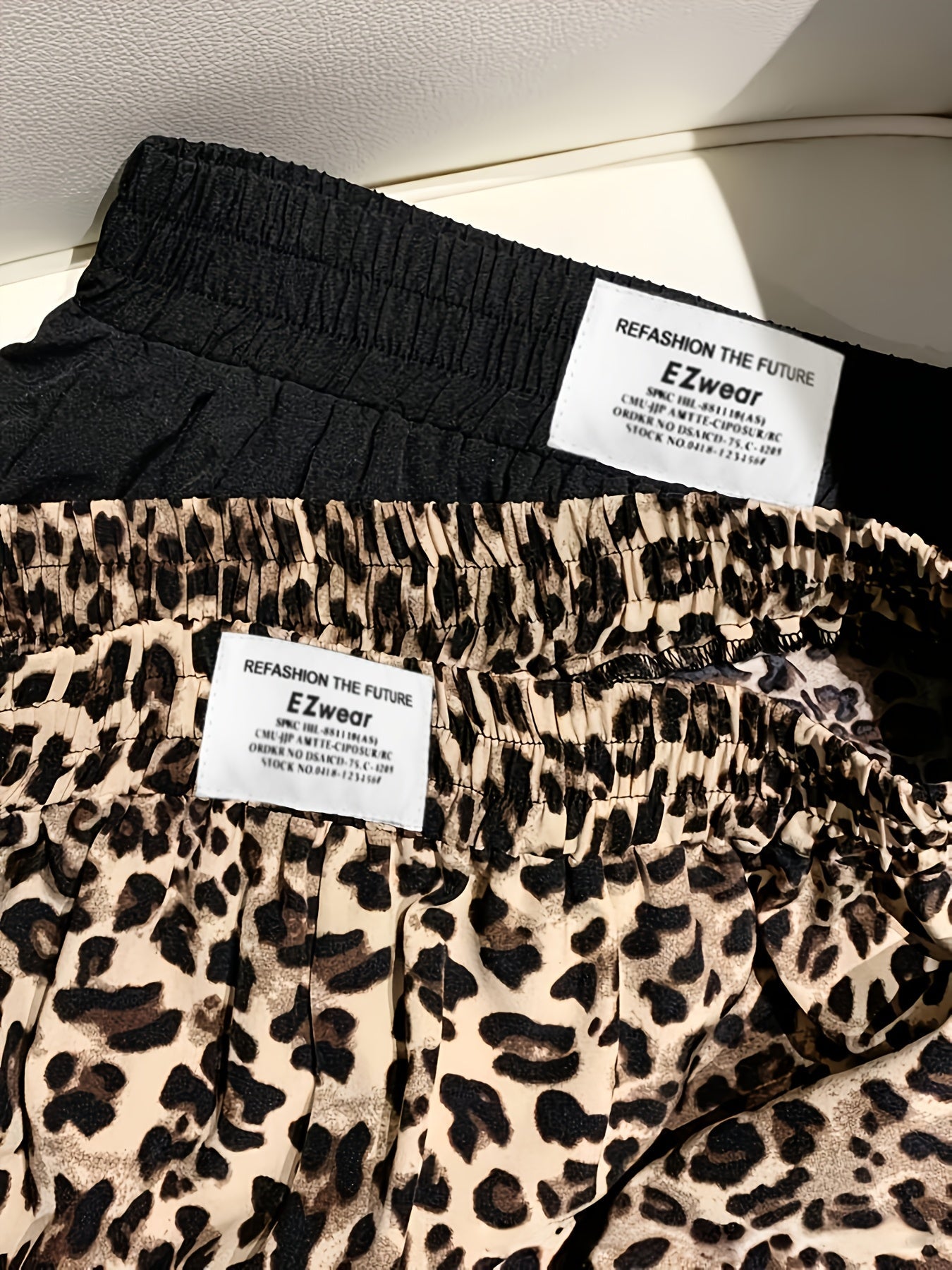 Damshorts med lös passform, leopardmönster och svarta – avslappnad sommarstil