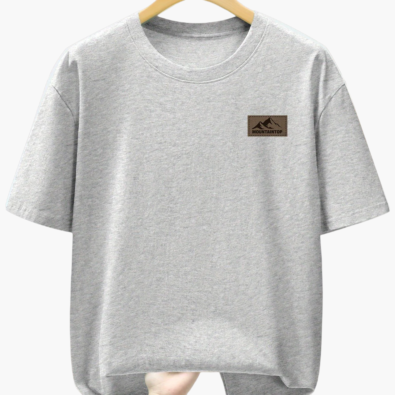 Herr T-shirt med minimalistisk bergslogga – Avslappnad och trendig vardagsstil