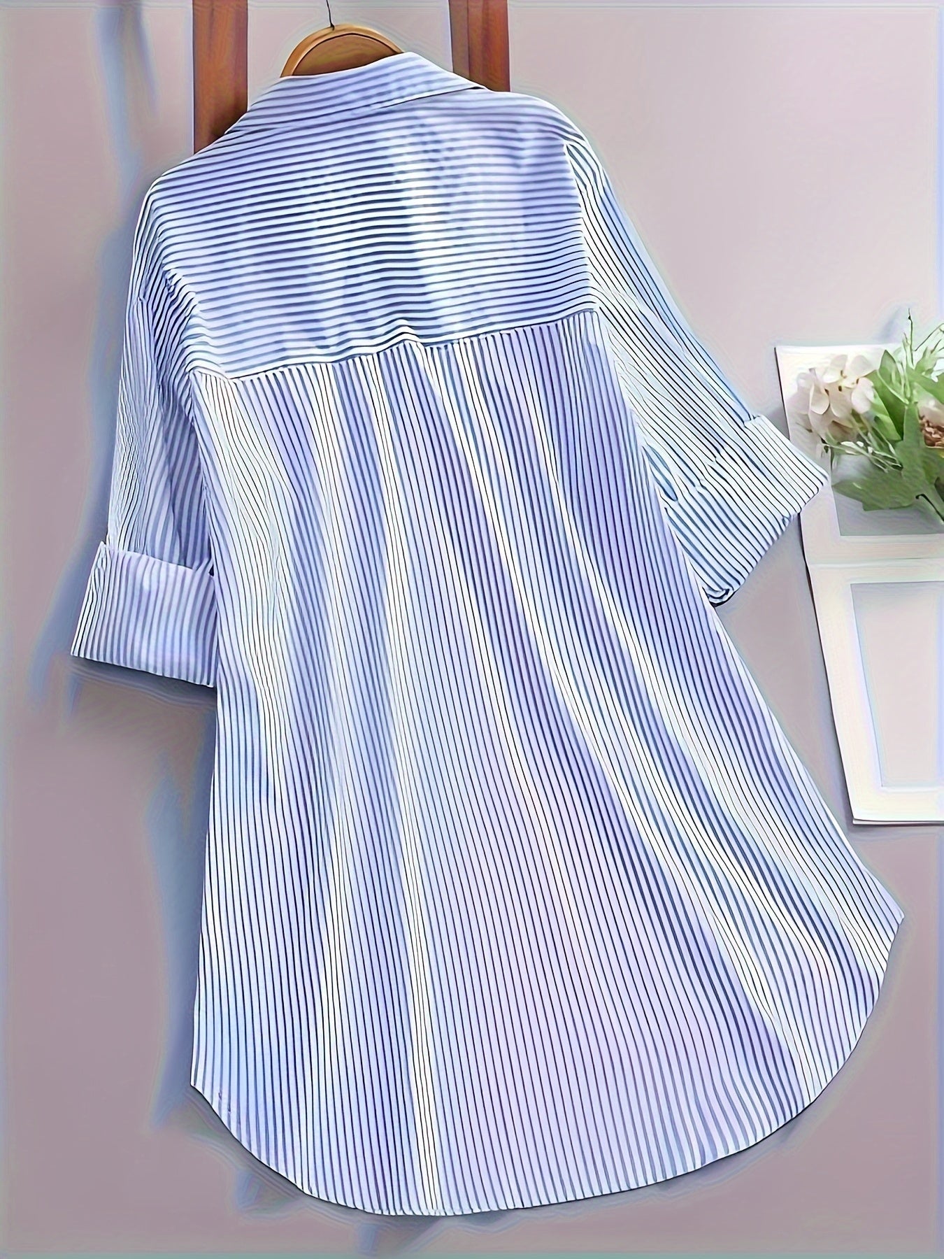Dam lång skjortklänning med knappar och randigt mönster – Elegant vardagsstil