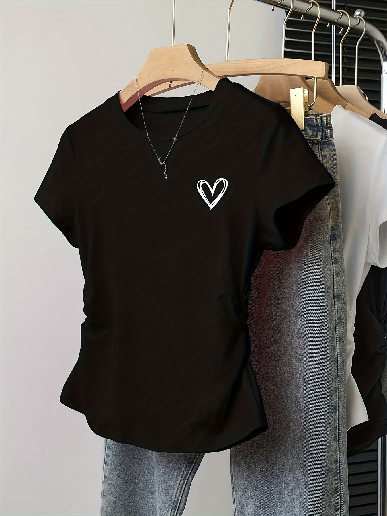 Dam T-shirt med hjärtmotiv och smickrande passform – Trendigt vardagsplagg