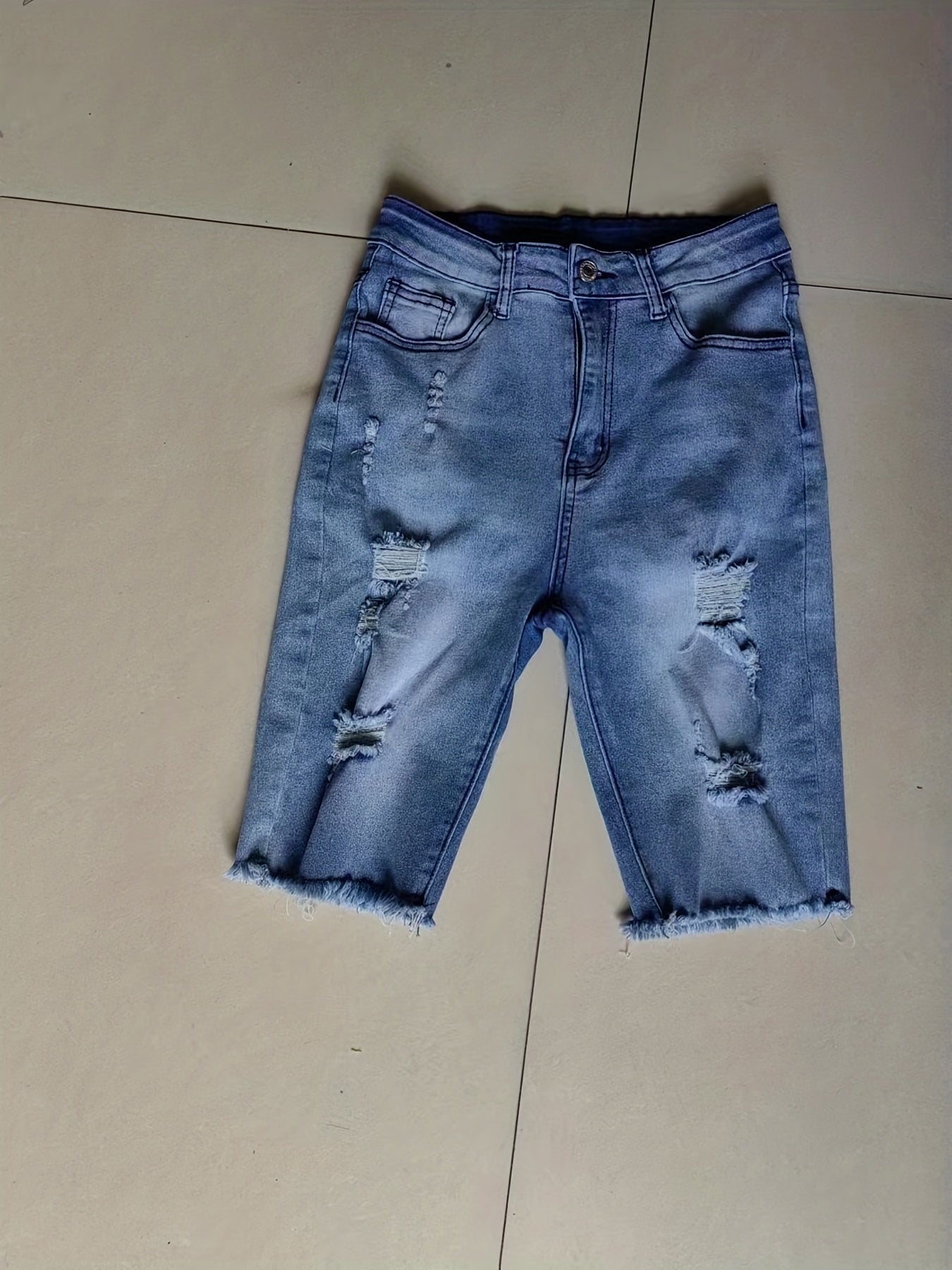 Dam Bermuda Shorts med Ripped Detaljer och Fransad Kant – Trendiga Jeansshorts för Sommar och Vardag