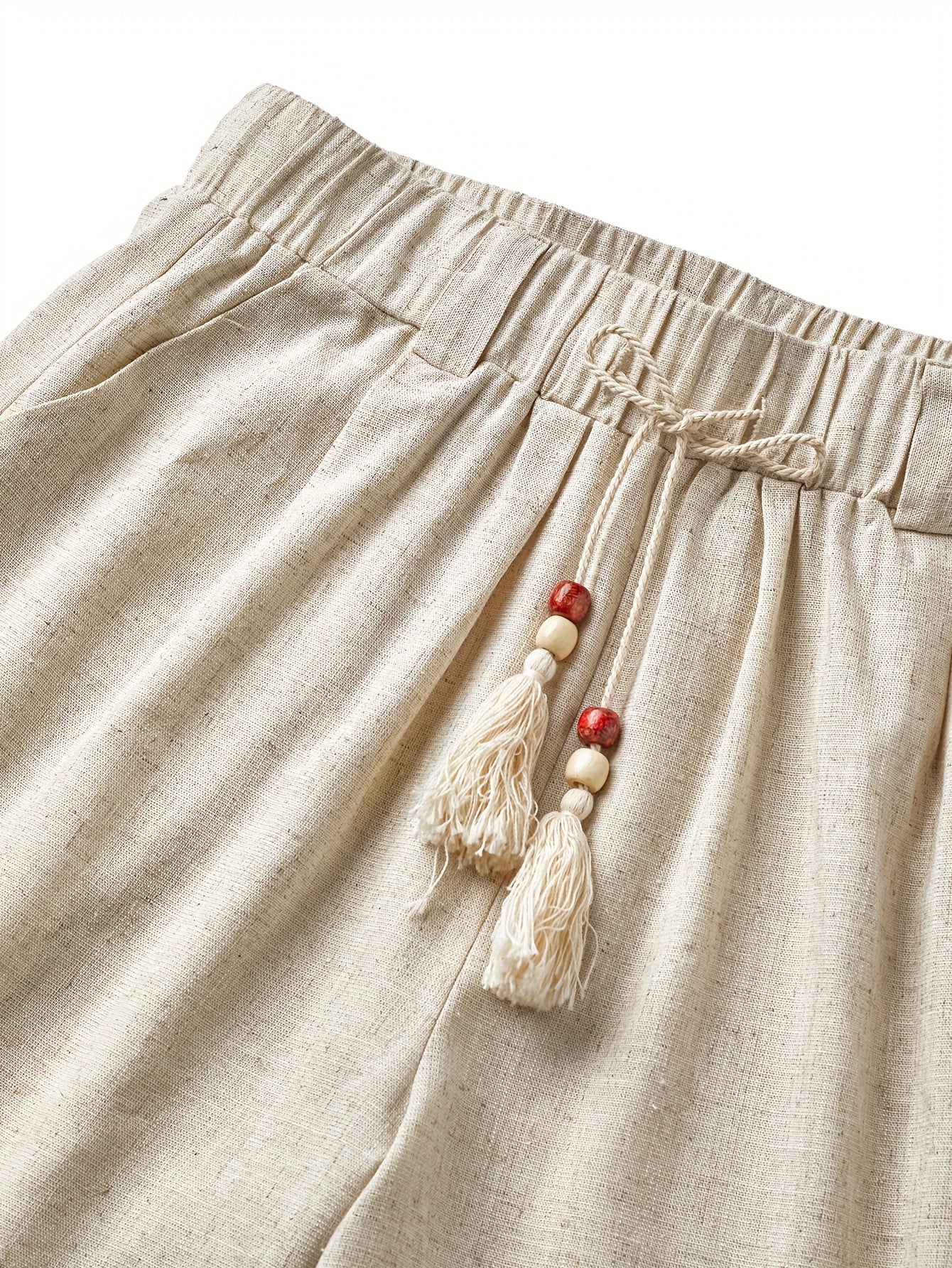Herrshorts med bohemisk dragsko och tofs – avslappnad sommarstil för semester och strand