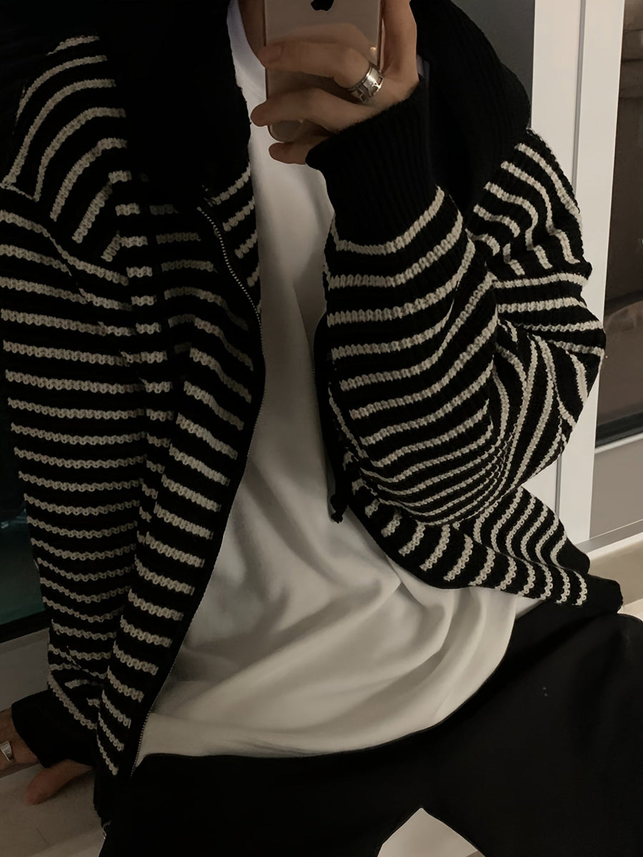Hoodie med dragkedja, stickad tröja i randigt mönster