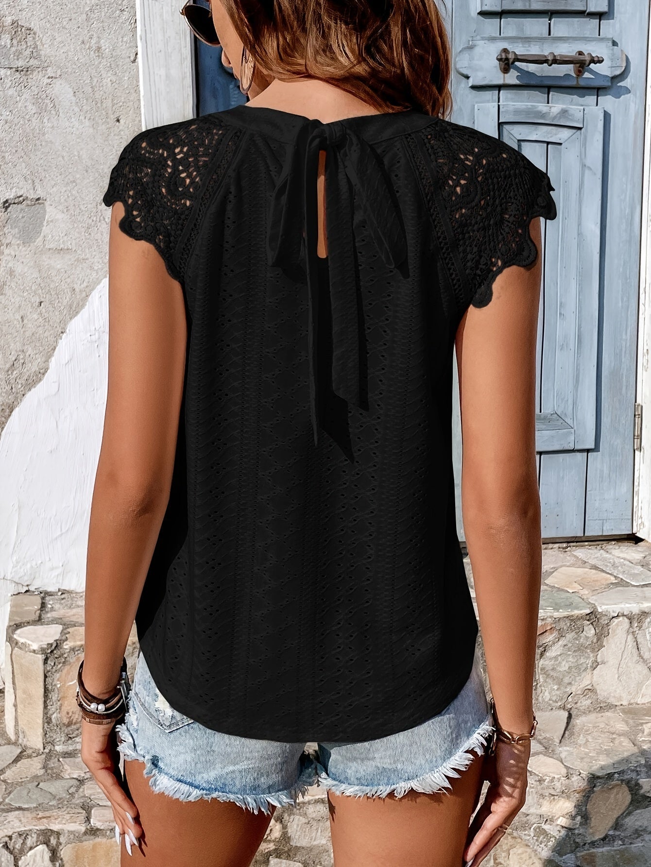 Dam Blus med Spetsdetaljer och Knytning – Somrig och Elegant Top för Avslappnad Stil