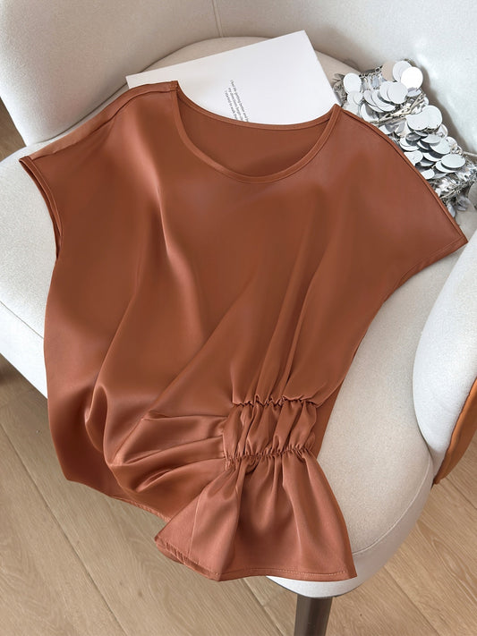 Dam Blus med Asymmetrisk Rynkning och Modern Siluett – Elegant Topp för Vardag och Fest