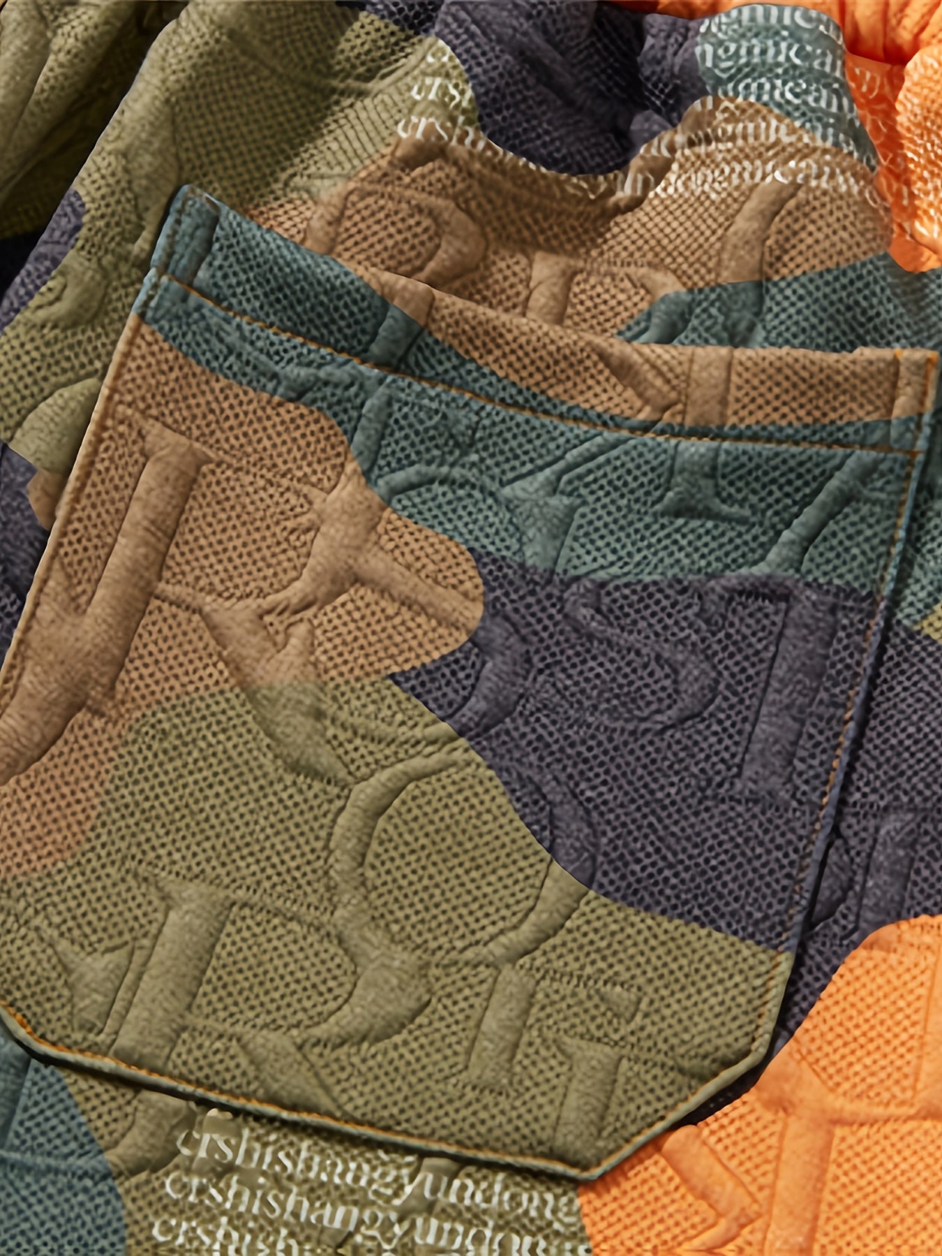 Herrshorts med modern grafisk camouflage och präglade detaljer – avslappnad streetstyle för vardagsbruk