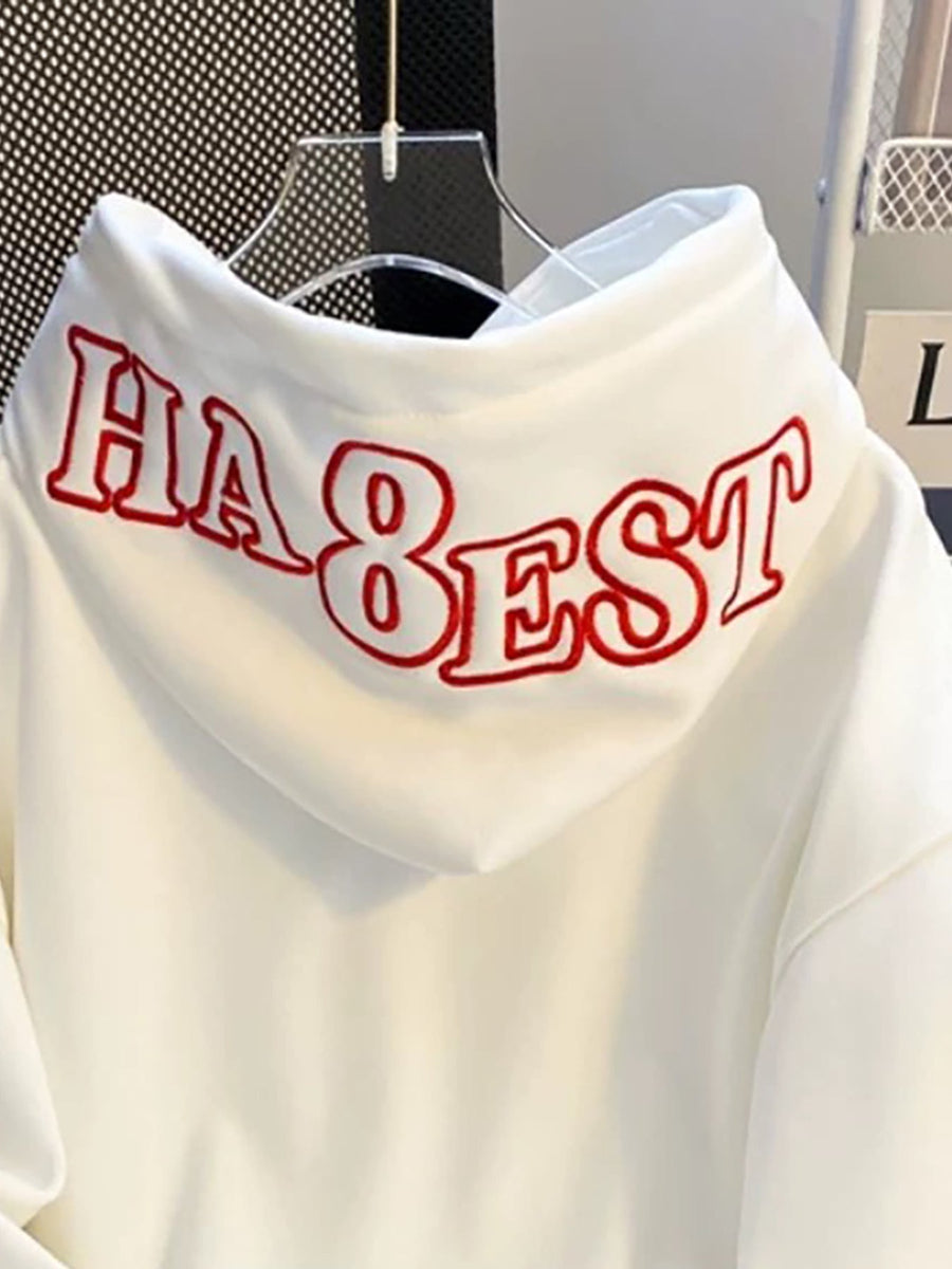 Vit hoodie med rött broderat tryck på rygg och ärm