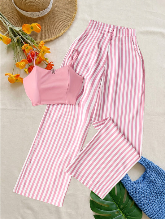 Damset med randiga byxor och crop top – elegant tvådelad outfit för sommar och fest