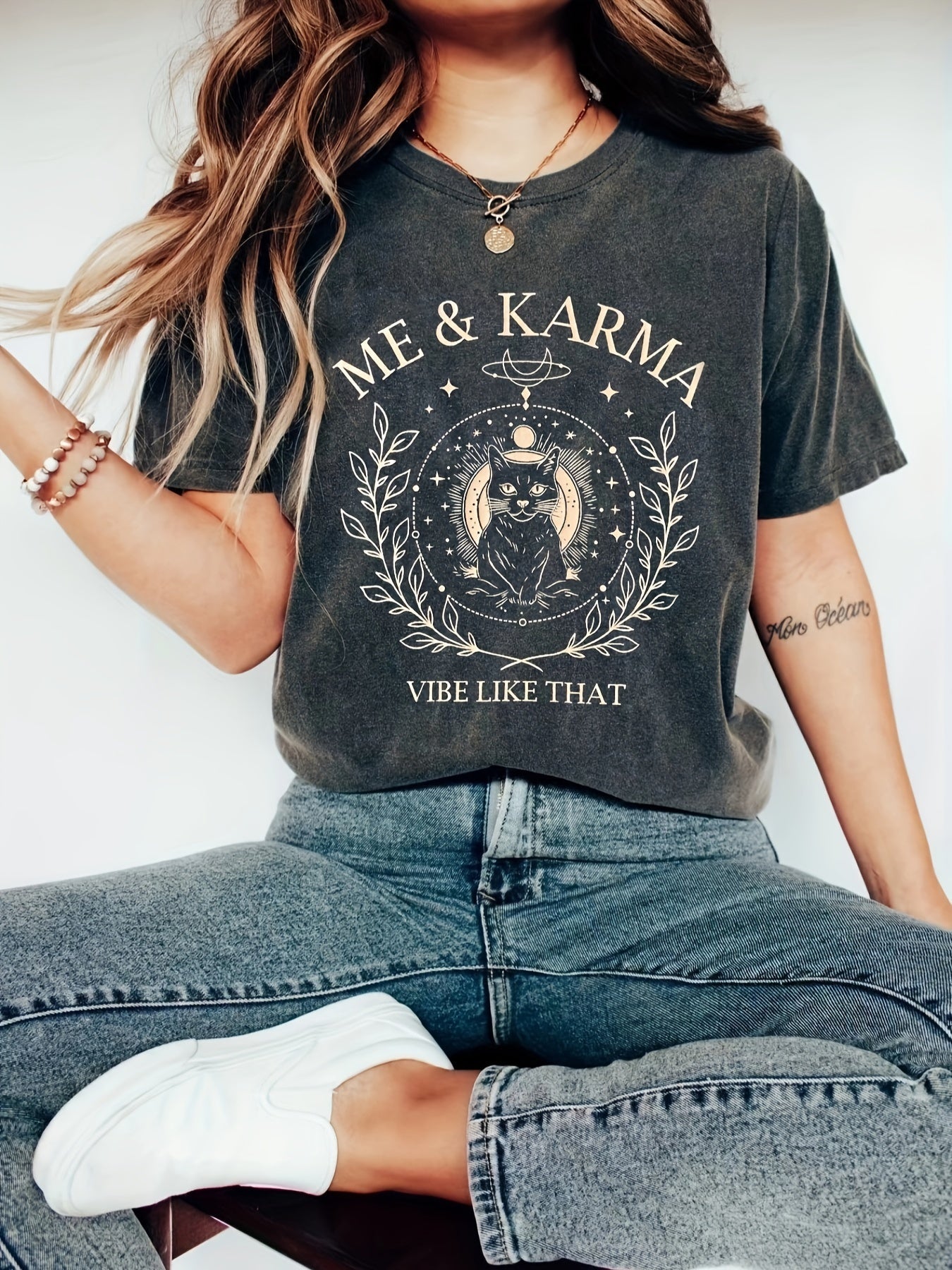 Dam T-shirt med katt och karma-tryck, vintage stil, avslappnad vardag