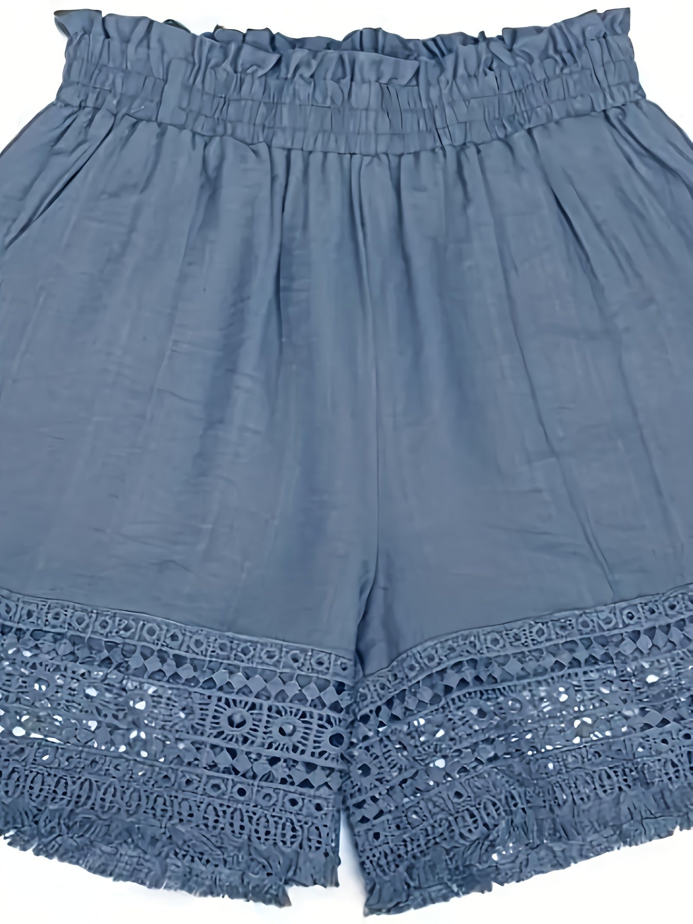 Damshorts med volangmidja och spetsdetaljer – Semesterstil och vardagskomfort