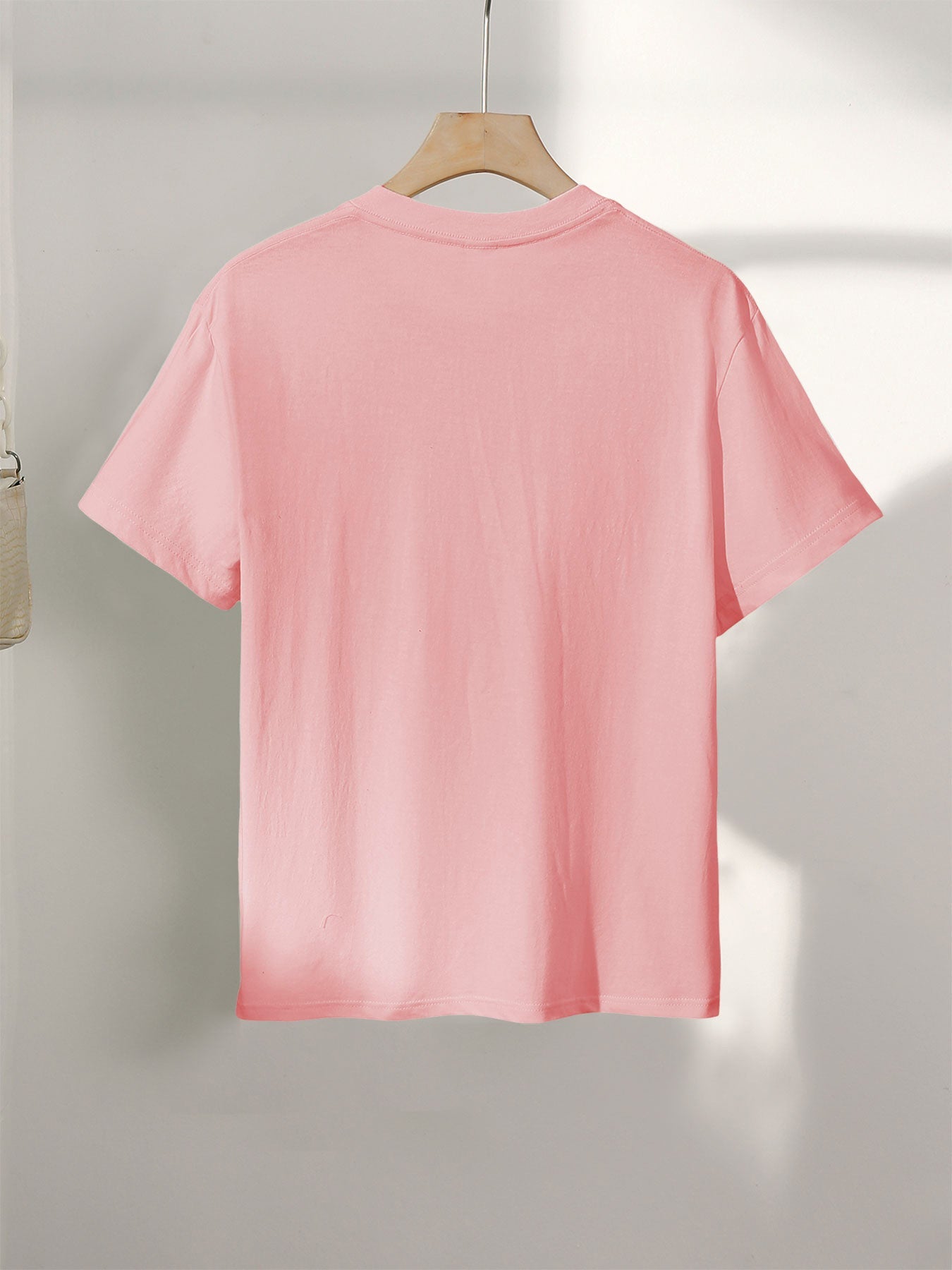 Dam T-shirt med djurmönster och inspirerande text – Trendig vardagstop med leopard- och zebramotiv