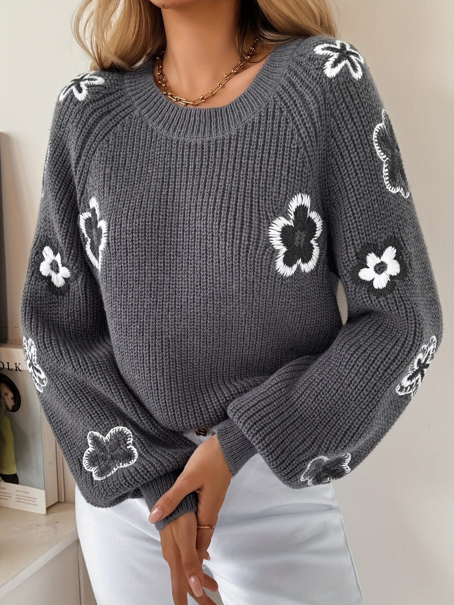 Grå stickad tröja med broderade blommor, rund hals