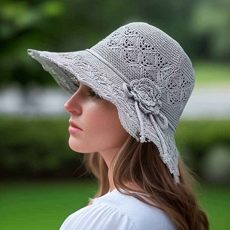 Virkningsmönstrad Solhatt för Dam med Bred Brätte och Blomdetalj