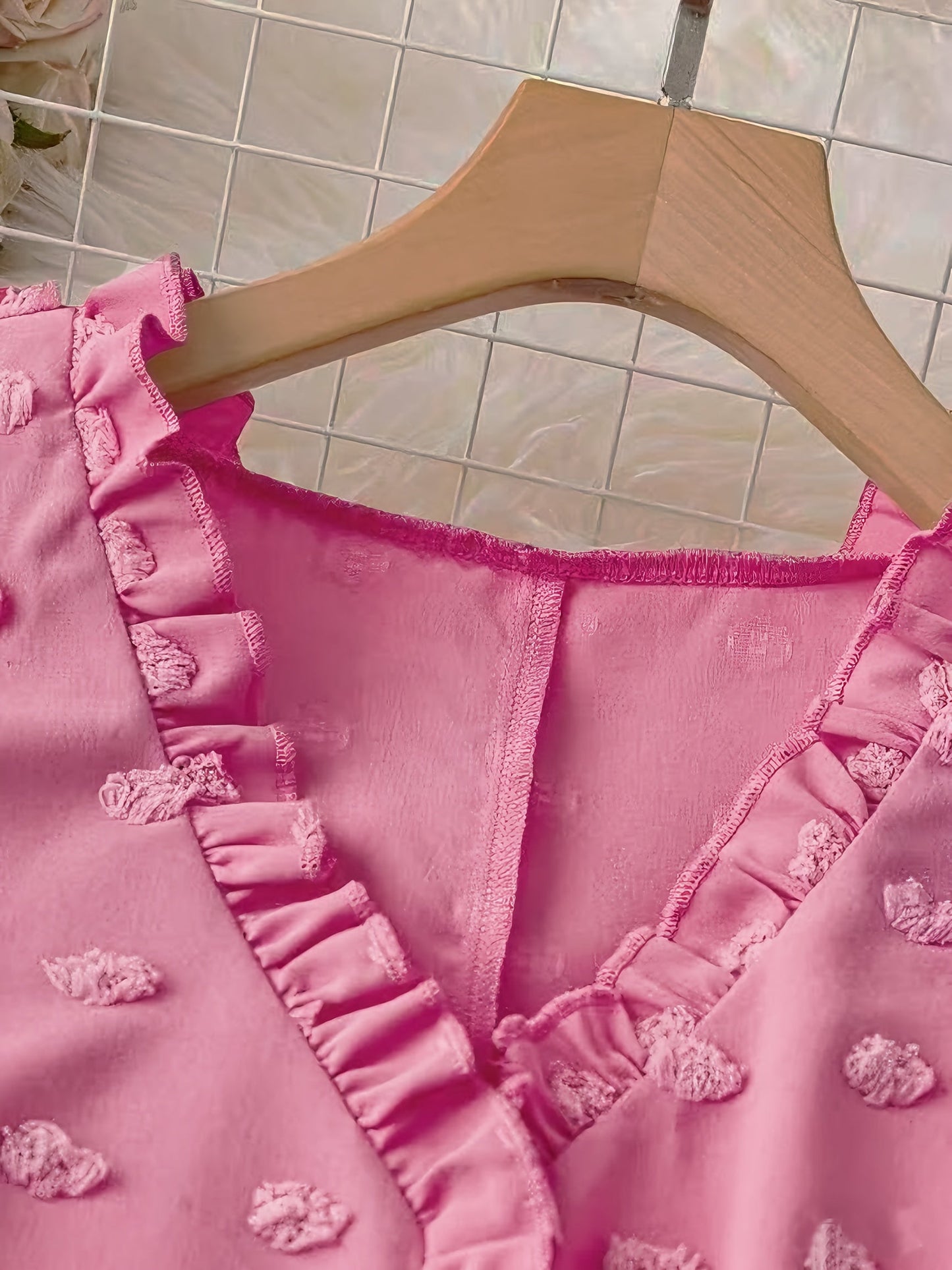 Dam Elegant Blus med Volangdetaljer och V-ringning för Vardagsbruk