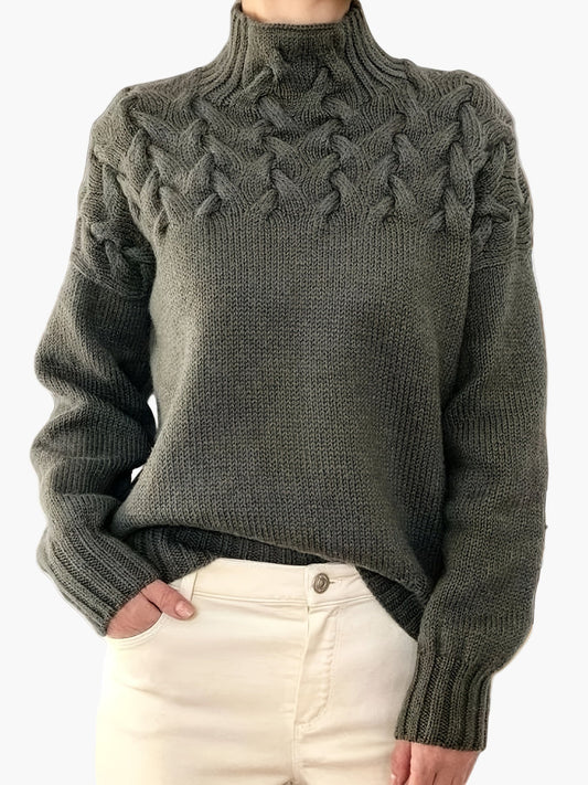 Damstickad tröja med flätmönster och hög krage – avslappnad höst- och vinterstil