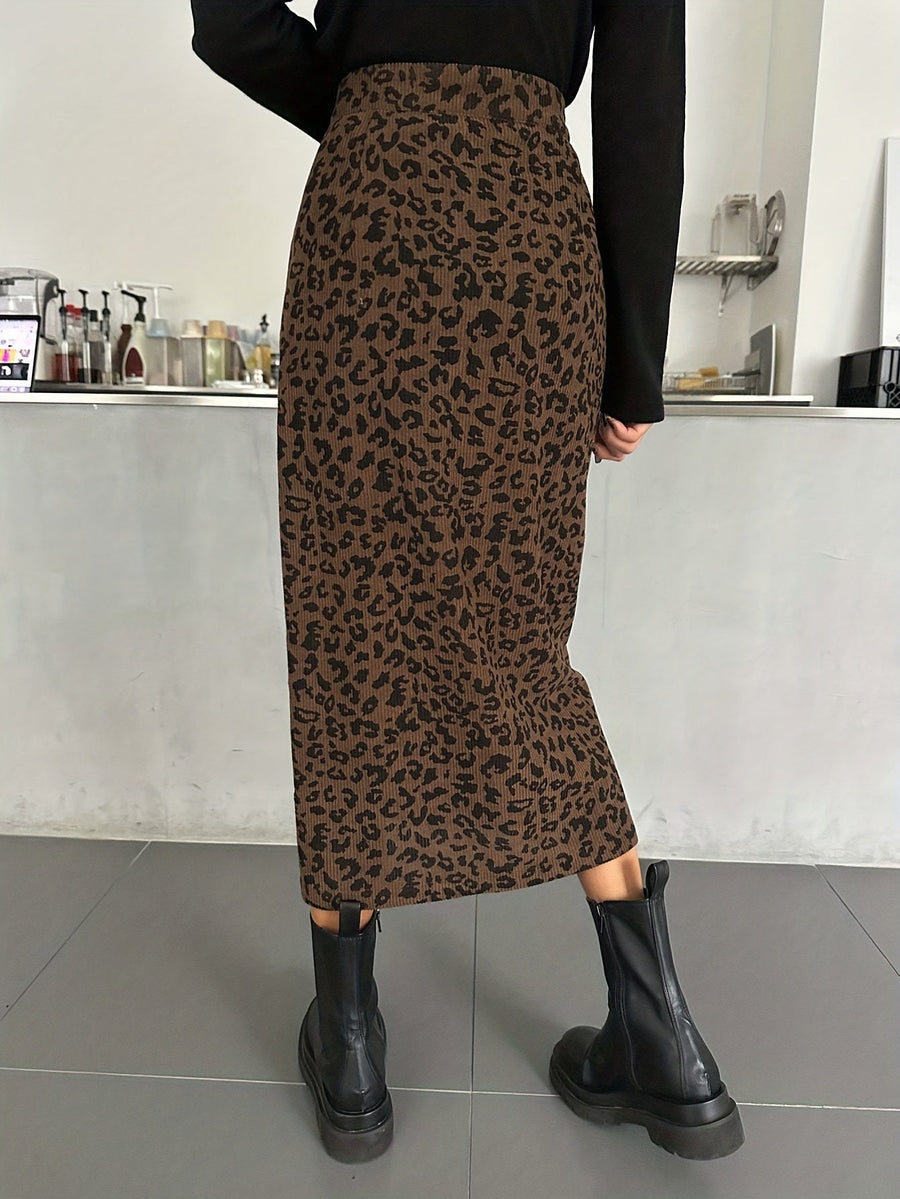 Dam ribbad midikjol med leopardmönster och slits framtill