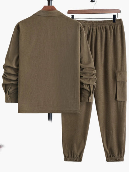 Herrarnas avslappnade set med cargobyxor och skjorta – modern streetwear för vardag och fritid