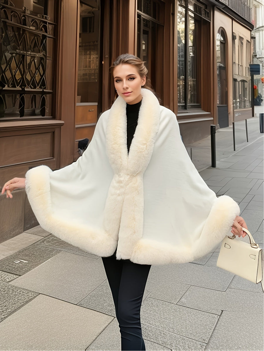 Damponcho med fuskpälsdetaljer Vinterkappa