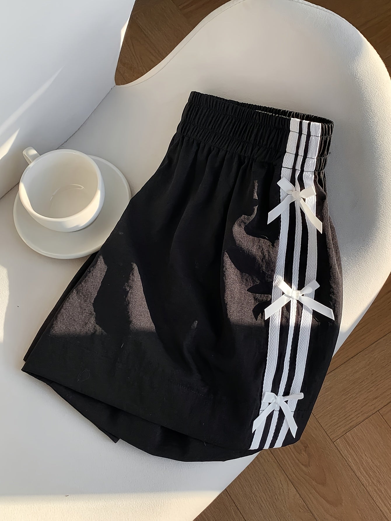 Damshorts med sportig design och dekorativa rosetter – Perfekt för sommar och semester