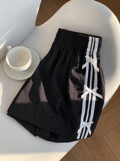 Damshorts med sportig design och dekorativa rosetter – Perfekt för sommar och semester