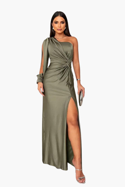 Dawn – Glamourös klänning med midjedetalj och one-shoulder-design