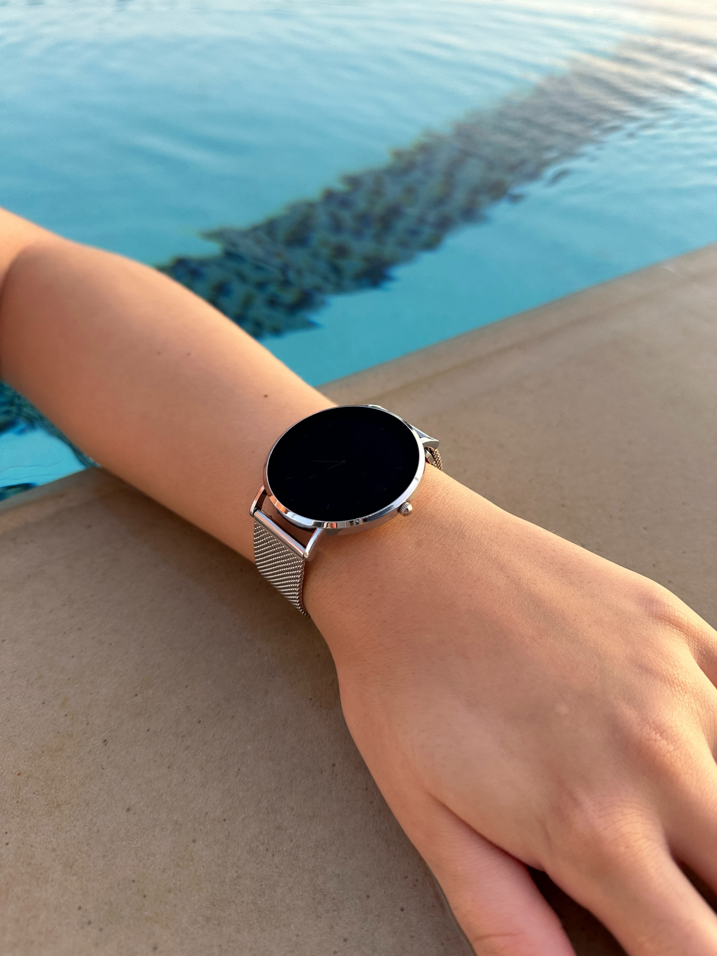 Lauren – Ultratunn Smartklocka för Kvinnor med Full Touch Display och Mångsidiga Fitnessfunktioner