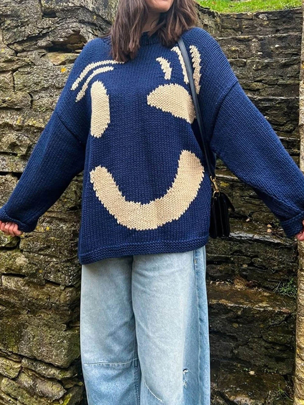 Unisex stickad tröja med konstnärligt smiley-motiv för avslappnad stil och vardagskomfort