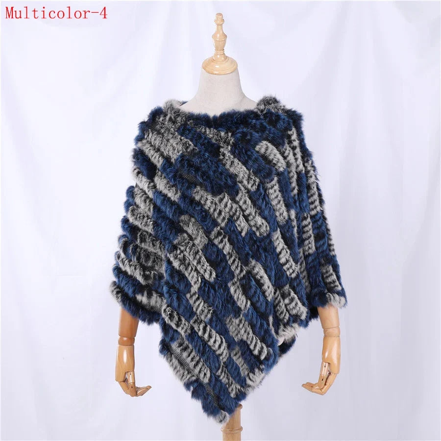 Mjuk pälsimitation poncho i grå nyanser med diagonalvävd look