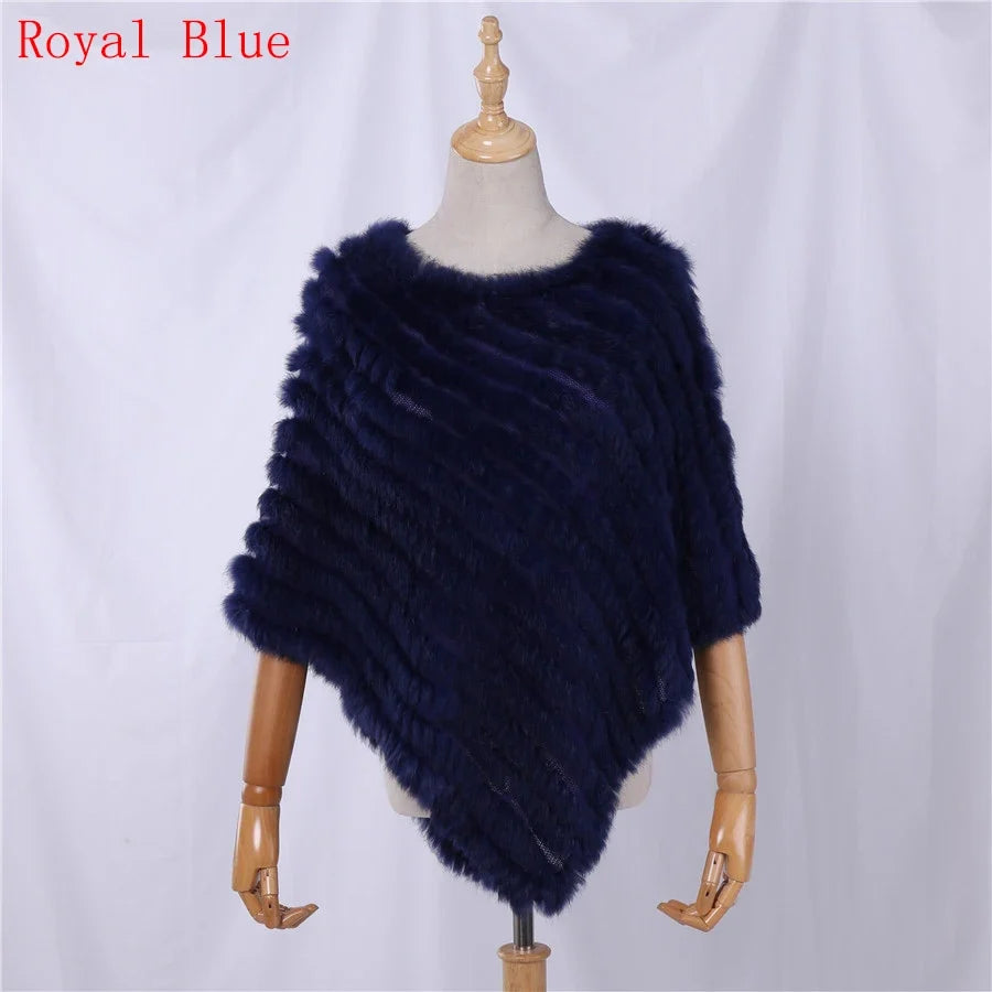 Mjuk pälsimitation poncho i grå nyanser med diagonalvävd look