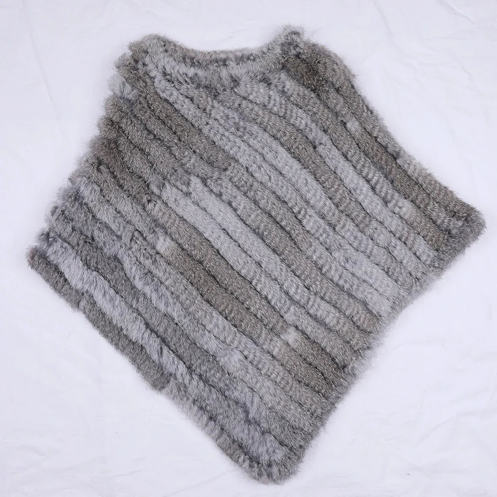 Mjuk pälsimitation poncho i grå nyanser med diagonalvävd look