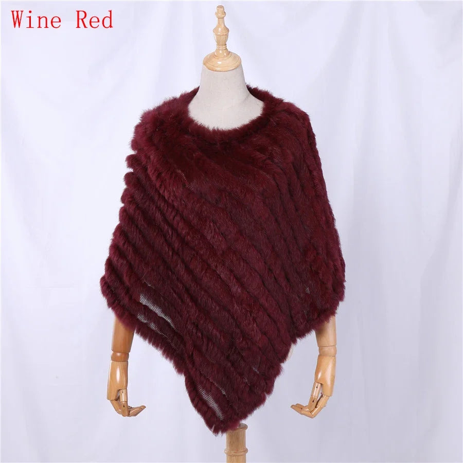 Mjuk pälsimitation poncho i grå nyanser med diagonalvävd look