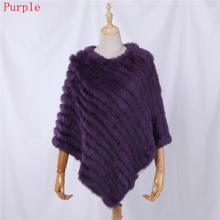 Mjuk pälsimitation poncho i grå nyanser med diagonalvävd look