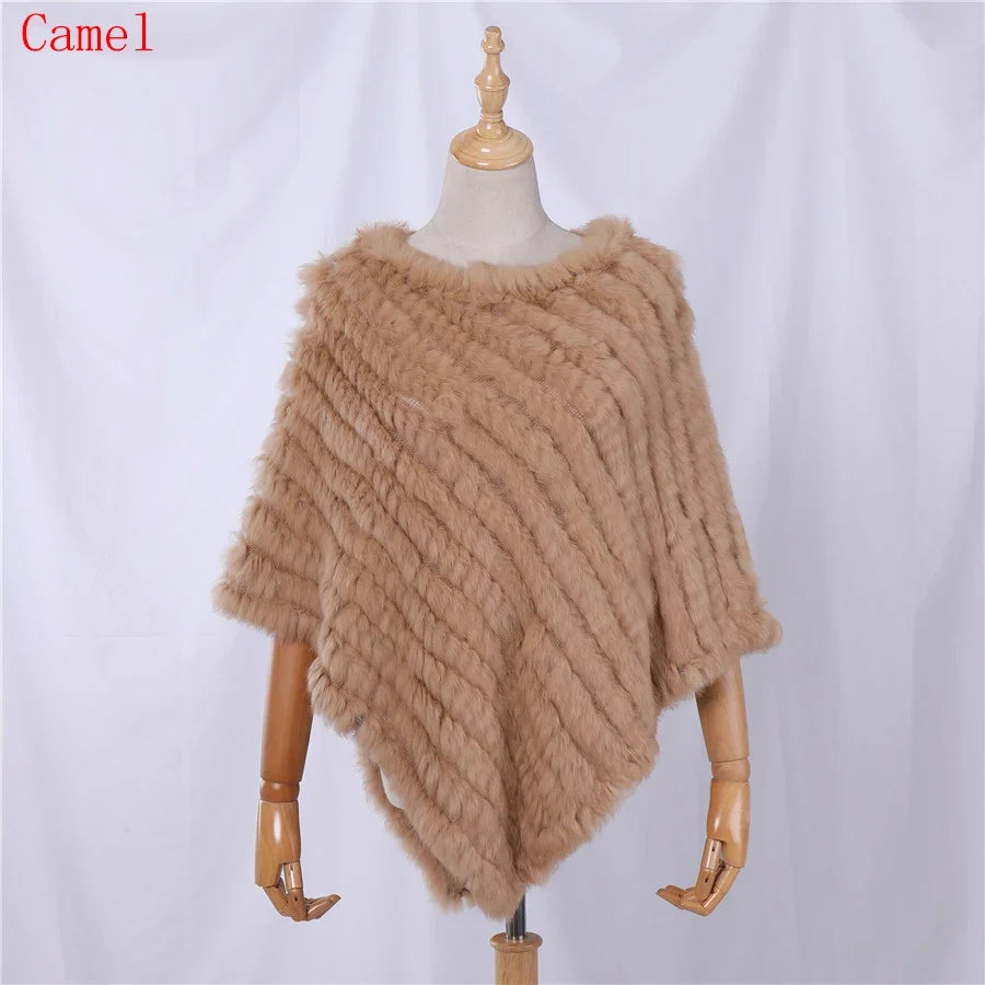 Mjuk pälsimitation poncho i grå nyanser med diagonalvävd look