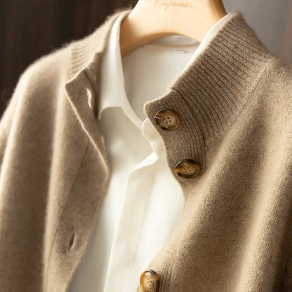 Damstickad cardigan med hög krage och knappar – elegant vardagsstil