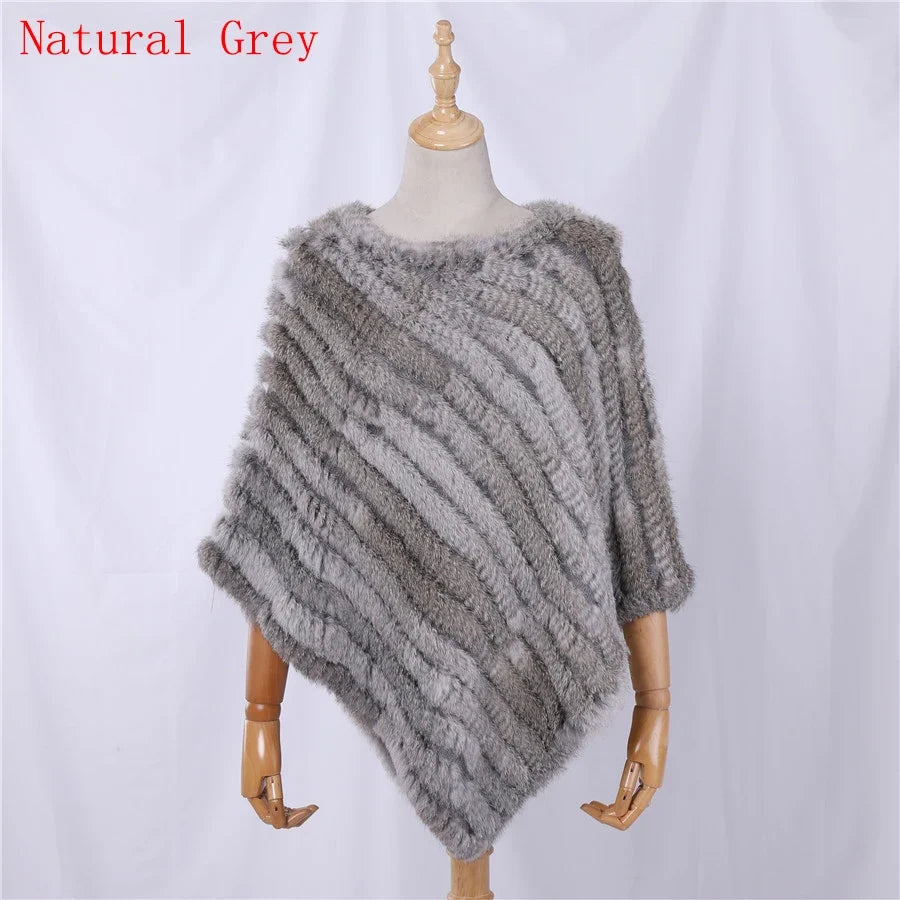 Mjuk pälsimitation poncho i grå nyanser med diagonalvävd look
