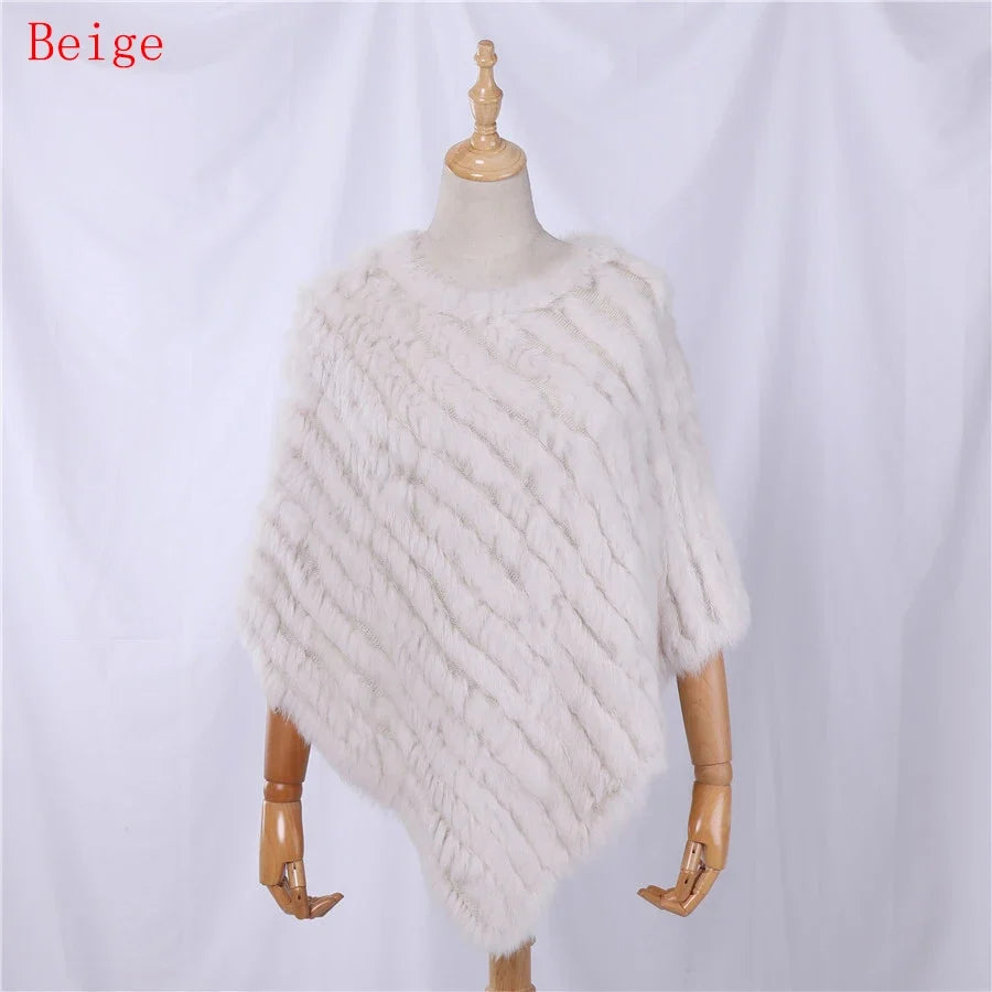Mjuk pälsimitation poncho i grå nyanser med diagonalvävd look