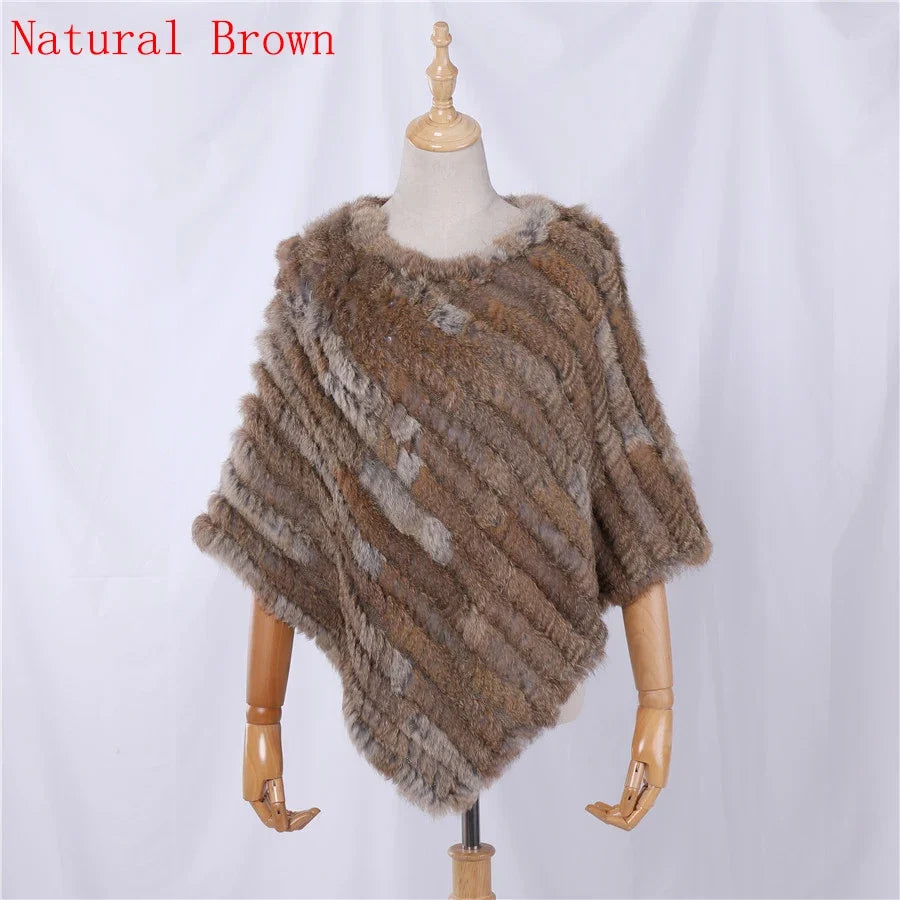 Mjuk pälsimitation poncho i grå nyanser med diagonalvävd look