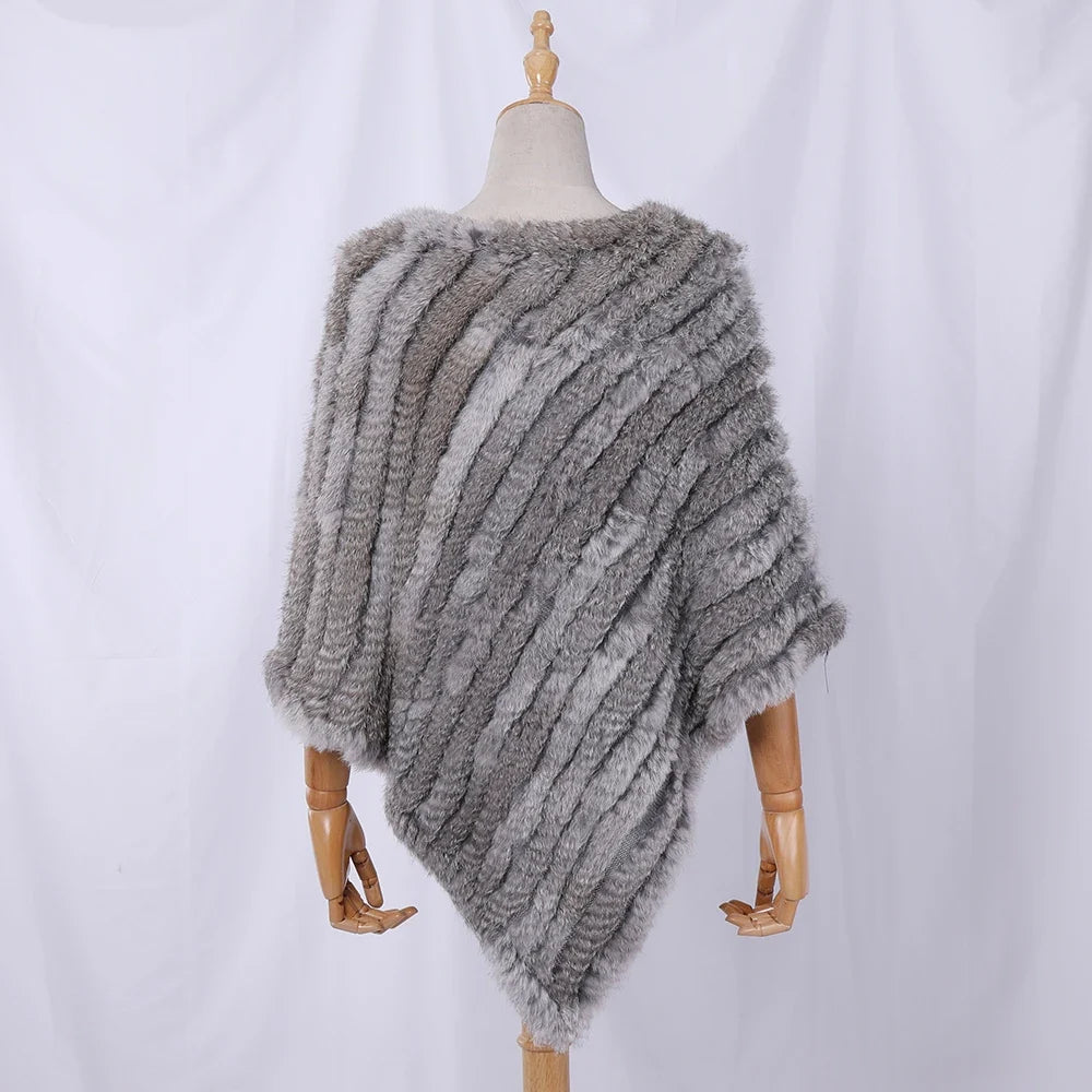 Mjuk pälsimitation poncho i grå nyanser med diagonalvävd look