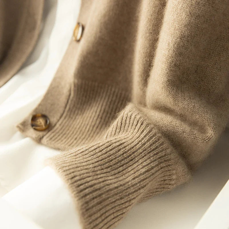 Damstickad cardigan med hög krage och knappar – elegant vardagsstil
